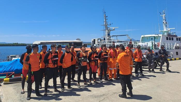 CARI - Tim SAR Gabungan bersiap melakukan proses pencarian terhadap dua penumpang KM Barcelona VA, dari Posko Pelabuhan Munte Likupang Minut, Senin (21/7/2025).