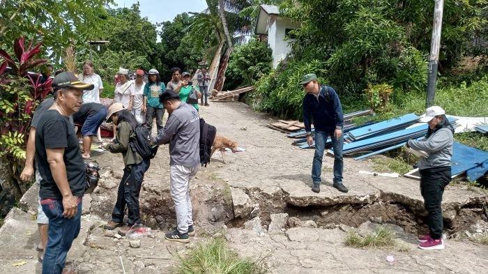 Tim dari Dinas ESDM Pemprov Sulawesi Utara (Sulut) turun langsung melihat dampak dari bencana likuifaksi di desa Basaan Dua, Kecamatan Ratatotok, Kabupaten Minahasa Tenggara (Mitra), Selasa 25 Juni 2024.