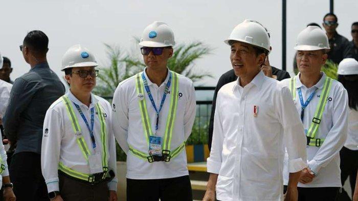 Presiden Republik Indonesia Joko Widodo (dua dari kanan) bersama Direktur Utama PLN Darmawan Prasodjo (dua dari kiri), CEO Kompas Gramedia Lilik Oetama (kanan), dan Pemimpin Redaksi Harian Kompas Sutta Dharmasaputra (kiri) saat meninjau lokasi pembangunan Istana Presiden di Kawasan Inti Pusat Pemerintahan, Ibu Kota Nusantara, Kamis (02/11).