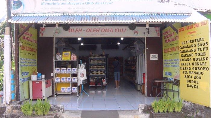 Toko Oleh-oleh Khas Manado Oma Yuli di Jalan AA Maramis, Kelurahan Paniki Bawah, Kecamatan Mapanget, Manado, Sulawesi Utara, Senin (13/5/2024).