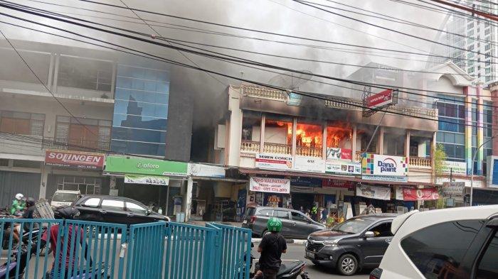 Toko bangunan di Bahu Malalayang Manado terbakar