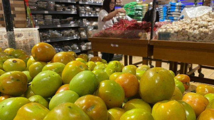 Tomat yang dijual di FreshMart Bahu Manado, Sulawesi Utara