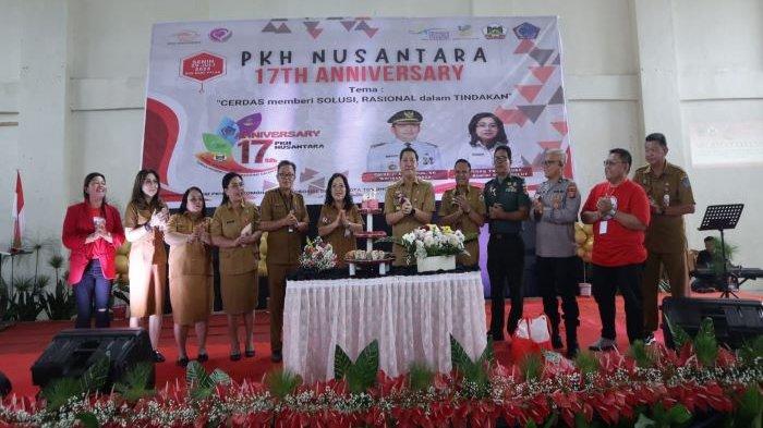 Dalam rangka memperingati 17 tahun Program Keluarga Harapan (PKH) Nusantara, Sekretaris Daerah Kota Tomohon, Edwin Roring, menghadiri acara yang digelar di Gedung GOR Babe Palar, Kota Tomohon, pada Senin (29/7/2024).