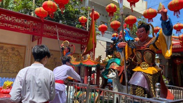 CAP GO MEH - Sembahyang Kemuliaan Kwan Seng Ta Tie di Klenteng Kwan Kong Manado, Sulawesi Utara, Senin (10/2/2025). Ketua PTITD Korwil Manado, Ridwan Sanyoto, menyampaikan permohonan maaf atas ketidaknyamanan yang ditimbulkan akibat perubahan jalur lalu lintas.