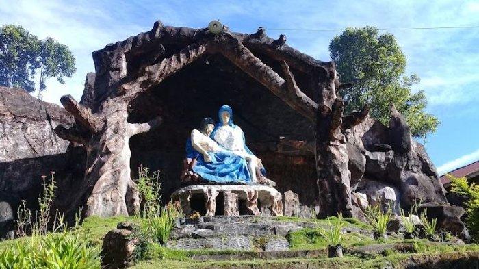 GEREJA KATOLIK - Gua Maria Pieta Gereja Katolik Maria Mater Redemptoris Kawatak, Kecamatan Langowan Selatan, Minahasa, Sulawesi Utara, Minggu (20/4/2025). Gereja ini semi terbuka dengan suasa alami.