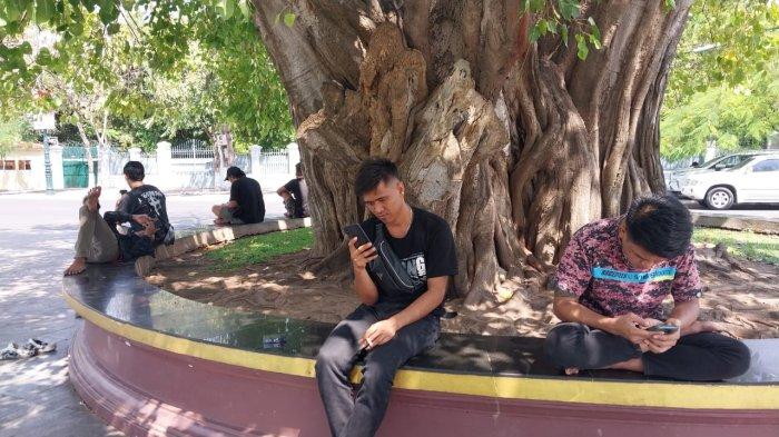 WNI DI KAMBOJA - WNI asal Sulawesi Utara yang masih di Kamboja. Mereka menunggu kepastian pulang ke Indonesia di depan KBRI.