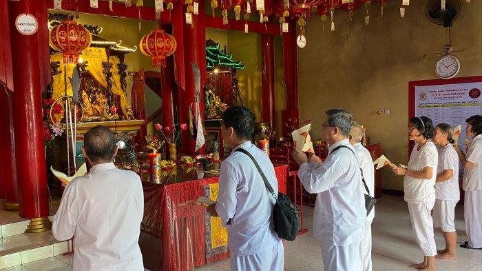 Umat Tridharma Klenteng Altar Agung Manado beribadah menyambut Imlek 2025, Rabu (22/1/2025).