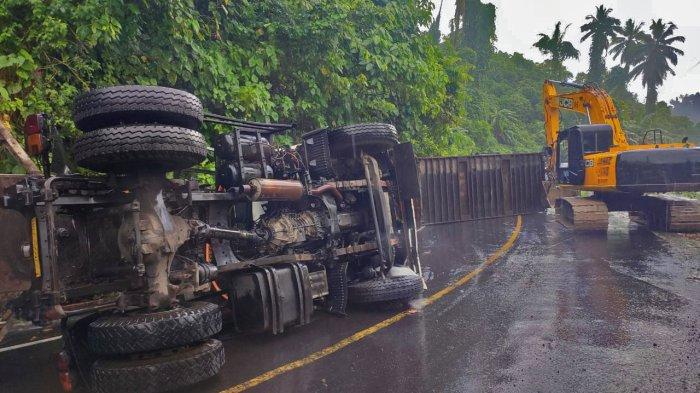 Truk Kontainer Terbalik di Minahasa Sulut, Rabu 3 Juli 2024.