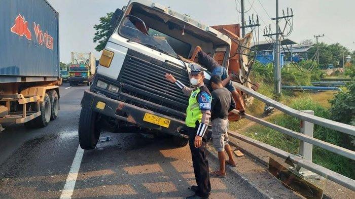 Truk tronton bernopol L-9648-UO tanpa muatan menghantam pembatas jembatan kiri Jalan Tol Porong-Sidoarjo, KM 759.400/B, Jumat (21/7/2023) sore.