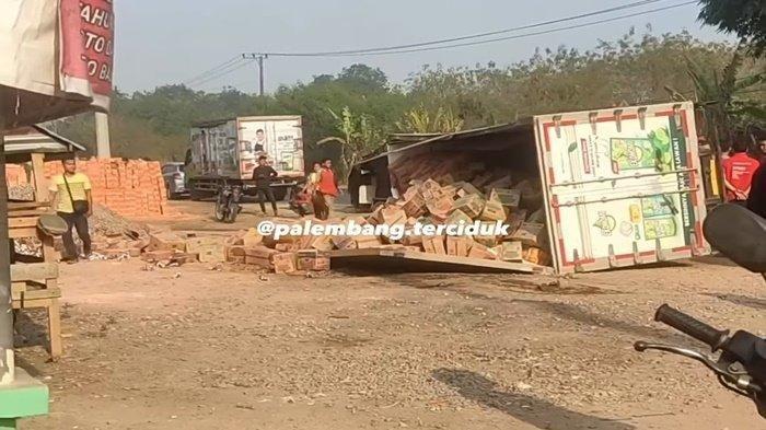 Truk yang mengalami kecelakaan maut di jalan lintas Palembang-Prabumulih hingga menewaskan seorang bocah 6 tahun.