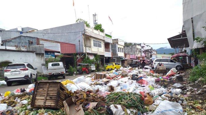 Tumpukan sampah penuhi setengah badan jalan di komplek Pasar 23 Maret Kotamobagu, Sabtu (14/12/2024).