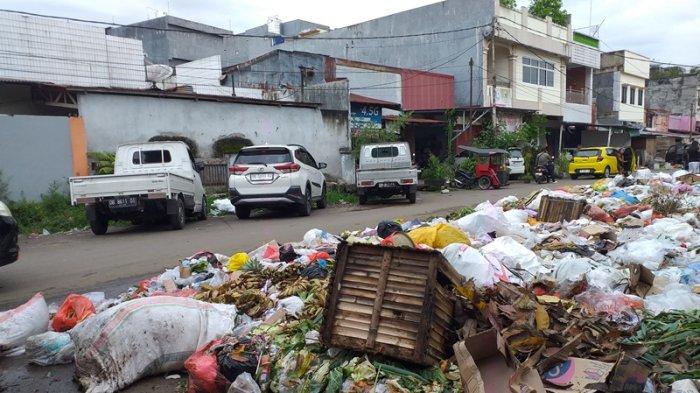 Tumpukan sampah penuhi setengah badan jalan di komplek Pasar 23 Maret Kotamobagu, Sabtu (14/12/2024).
