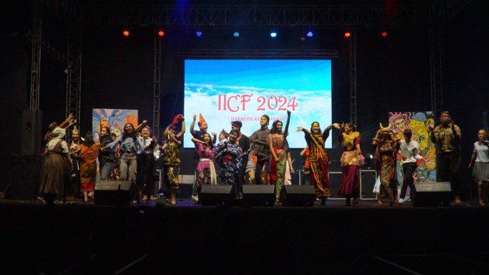 Harmoni dalam keberagaman kental terasa dalam acara closing ceremony Indonesian International Culture Festival (IICF) 2024 Universitas Kristen Satya Wacana (UKSW) di Lapangan Sepak Bola, Rabu (10/07/2024) malam.