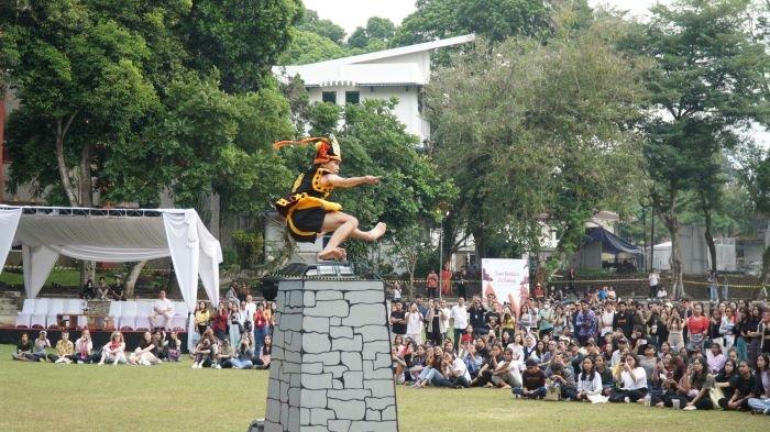 Universitas Kristen Satya Wacana (UKSW) kembali dipenuhi warna-warni kekayaan budaya dalam acara bergengsi tahunan kampus, Indonesian International Culture Festival (IICF) 2024