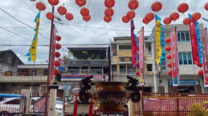 Suasana di depan Klenteng Kong Zi Miao Kota Manado Sulawesi Utara melaksanakan ibadah syukur di tahun baru Imlek 2575 Kongzili, Sabtu (10/2/2024)