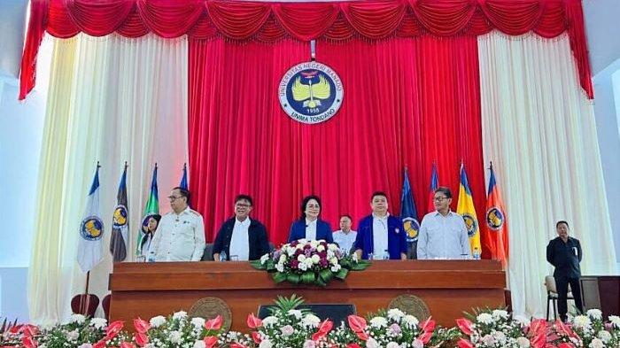 Sebanyak 3.130 mahasiswa mengikuti kegiatan Pengenalan Kehidupan Kampus Mahasiswa Baru (PKKMB) di Universitas Negeri Manado (Unima) Tondano.