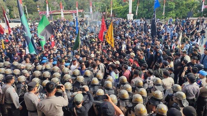 Unjuk rasa para mahasiswa di Kantor DPRD Sulawesi Utara, Jumat (23/8/2024)