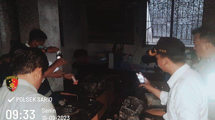 Polisi ketika melakukan olah TKP kebakaran Kantor BFI Finance Manado, Sulawesi Utara, Senin (18/9/2023) dini hari.