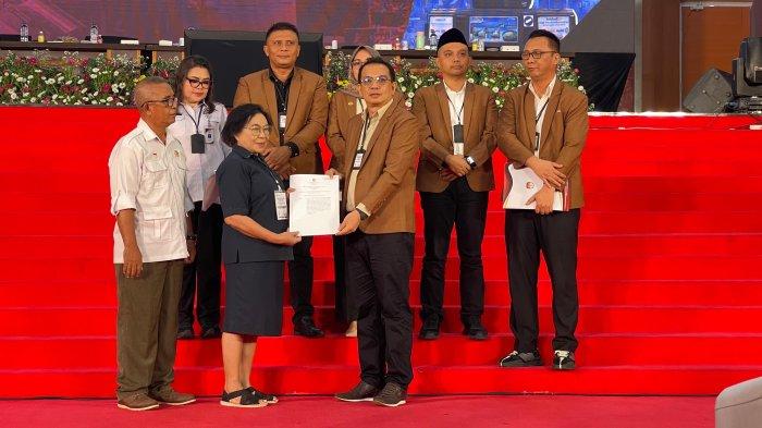 Ketua DPD Partai Nasdem Bitung, Norry Supit, menerima salinan SK KPU Bitung tentang Penetapan Wali Kota dan Wakil Wali Kota Bitung terpilih pada rapat pleno terbuka di ruang sidang parpipurna DPRD Bitung, Kamis (9/1/2025).