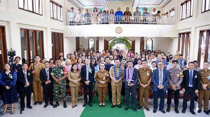 RESMIKAN: Wakil Bupati Minahasa Vanda Sarundajang, mendampingi Wakil Gubernur Sulawesi Utara, Victor Mailangkay, dalam acara Pentahbisan Rumah Gereja Masehi Advent Hari Ketujuh (GMAHK) di Desa Telap, Kecamatan Eris, Minahasa, Senin (28/4/2025).