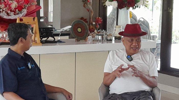 WAWANCARA: Olly Dondokambey diwawancarai Pemred Tribunmanado Jumadi Mappanganro di kediamannya di Desa Kolongan, Kecamatan Kalawat, Kabupaten Minahasa Utara, Provinsi Sulawesi Utara, Selasa (18/2/2025). Dalam wawancara tersebut dirinya mengajak agar semua pihak mendukung pemerintahan baru Sulawesi Utara. Ia juga membeber, usai dari jabatan Gubernur dirinya akan mengurus bisnis.