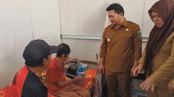 Wabup bawa bantuan ke lansia terlantar. Foto 3