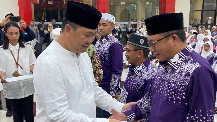 Wagub Steven Kandouw saat menyalurkan bantuan tali asih kepada calon Jemaah Haji