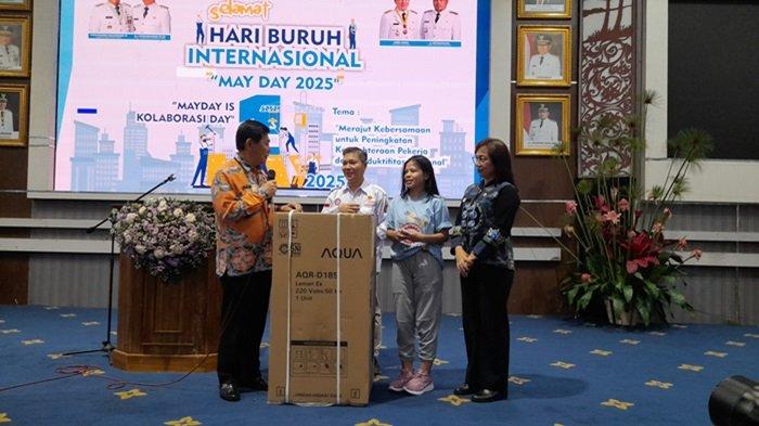 HARI BURUH: Wagub Sulawesi Utara (Sulut) Victor Mailangkay serahkan hadiah door prize di peringatan Hari Buruh International atau May Day di aula kantor Walikota Manado, Sulut, Kamis (1/5/2025).