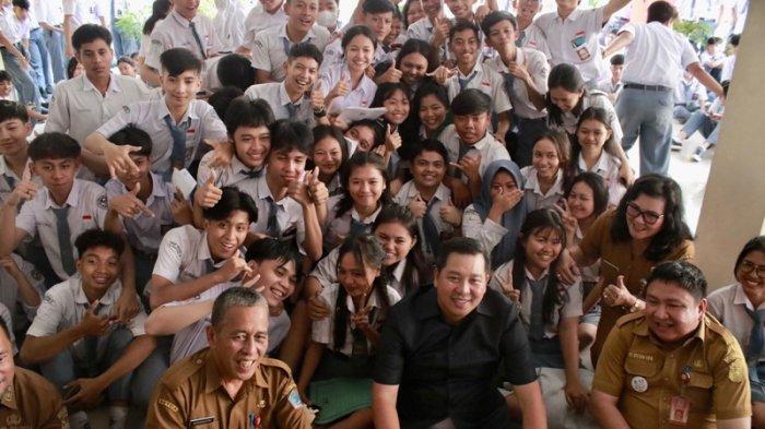 Wakil Gubernur Sulawesi Utara, Steven Kandouw, bersama para siswa SMK Negeri 1 Manado dalam kegiatan optimalisasi dokumen strategis kependudukan (ODSK), Selasa (10/10/2023).