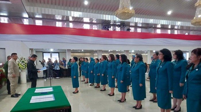 LANTIK: Wali Kota Bitung, Hengky Honandar saat melantik TP-PKK Kota Bitung Periode 2025-2030. Hengky Honandar menegaskan pentingnya peran PKK dalam mendukung delapan program prioritas nasional (Asta Cita).