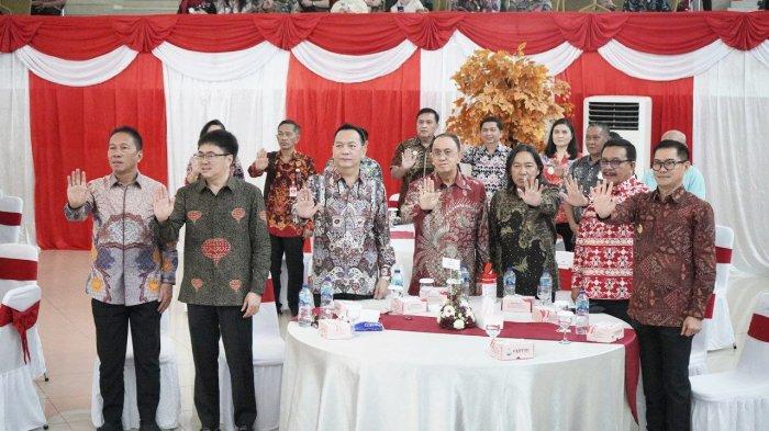 Wali Kota Bitung Maurits Mantiri bersama kepala daerah lainnya di kegiatan Ketua KPK RI Firli Bahuri.