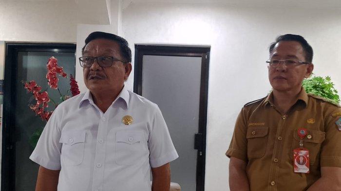 ASN DIPECAT - Wali Kota Bitung Maurits Mantiri dan Kepala BKPSDMD Bitung Jackson Ruaw diabadikan saat memberikan keterangan pers terkait ASN dipecat dan turun jabatan karena tak netral di Pilkada 2024, di ruang BIP Kantor Aalikota Bitung Selasa (18/2/2025).