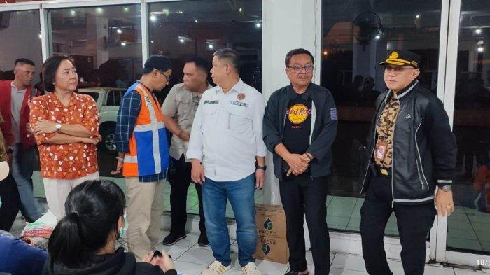 Wali Kota Bitung dan jajaran Pemkot Bitung serta jajaran kepelabuhanan jemput pengungsi warga Tagulandang Sitaro pasca musibah bencana erupsi gunung api Ruang.