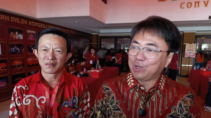 IMLEK: Wali Kota Manado, Andrei Angouw dan Ketua Panitia Imlek Nasional 2576 Kongzili Sulawesi Utara, Heintje Lintong, di depan Sutanraja Resort and Convention, Minut, Sulawesi Utara, Minggu (9/2/2025). Andrei Angouw bangga Imlek Nasional ikut dirayakan di Sulawesi Utara.