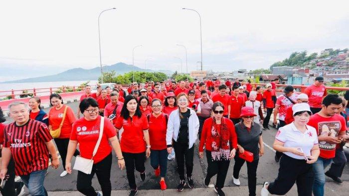 Wali Kota Manado, Andrei Angouw, didampingi Ketua Tim Penggerak PKK Manado, Irene Golda Angouw Pinontoan, jalan sehat bersama Pemkot dan BKSAUA Manado, Sulawesi Utara, Sabtu (15/7/2023).