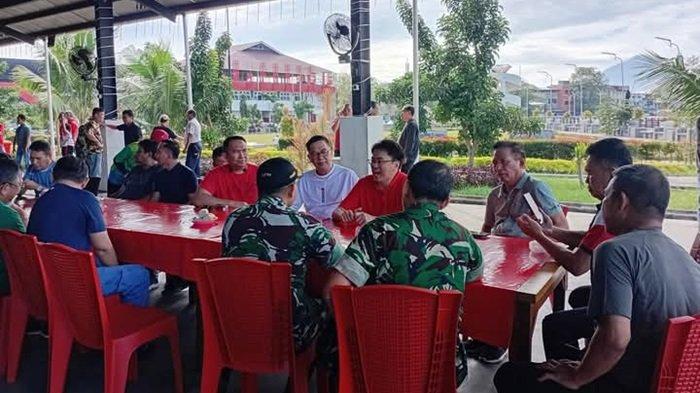 ULANG TAHUN KE-54: Wali Kota Manado Andrei Angouw keliling Pasar Bersehati di HUT-nya ke 54, Jumat (23/5/2025). Ia berjalan kaki ke Pasar Bersehati dan berdialog bersama pedagang, buruh serta warga.