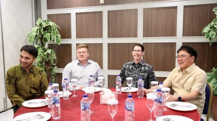BERTEMU - Wali Kota Manado Andrei Angouw melakukan pertemuan dengan Konjen Australia 
Mr. Todd Dias dan tim, Rabu (14/5/2025). Andrei Angouw mengajak investor dan bahas penerbangan langsung Australia-Manado.