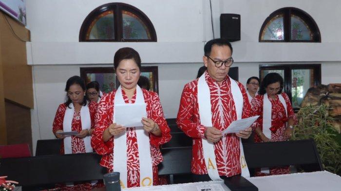 Wali Kota Tomohon Caroll Senduk bersama istri Jeand'arc Karundeng saat mengikuti Ibadah Paskah di Jemaat GMIM Kakaskasen Pniel, Minggu (31/3/2024).