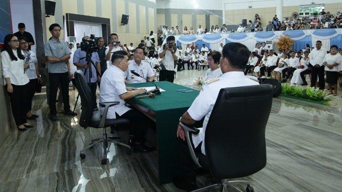 HADIR - Wali Kota Tomohon Caroll Senduk menghadiri Ibadah Peneguhan dan Pemberkatan Nikah serta Pencatatan Perkawinan Massal yang digelar di Aula Mapalus, Kantor Gubernur Provinsi Sulawesi Utara, (Rabu 30/4/2025).
