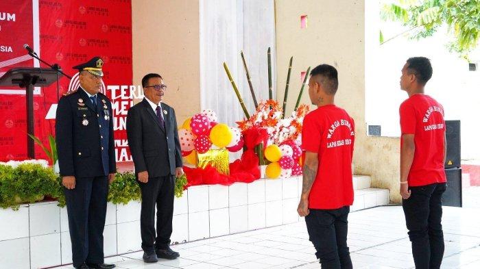 Wali kota Maurits Mantiri menyerahkan surat keputusan remisi ke Warga Binaan Lapas Kelas IIB Kota Bitung.