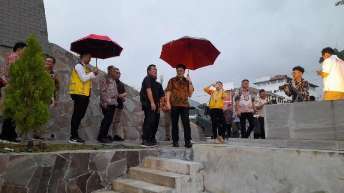 PEMKOT MANADO - Wali Kota Manado Andrei Angouw mengunjungi Malalayang Beach Walk, Manado, Sulawesi Utara, Jumat (7/3/2025). Pada periode kedua ini ia akan membenahi transportasi umum.