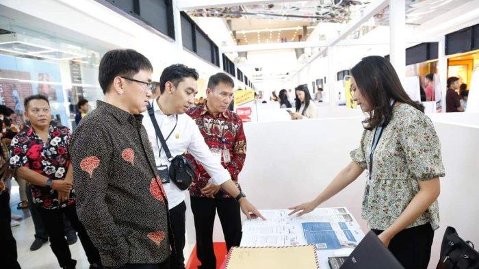 Walikota Manado Andrei Angouw mengunjungi Job Fair langsung menuju ke stan-stan peserta dan ikut menyapa di setiap stand