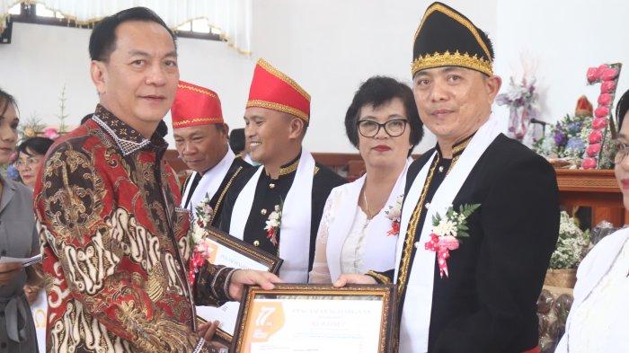 Walikota Tomohon Caroll Senduk menyerahkan piagam penghargaan kepada para peserta lomba dalam rangka memperingati HUT ke-17 GMIM Anugerah Paslaten