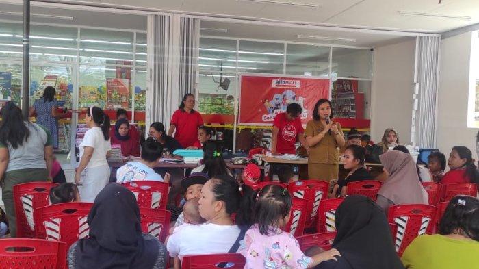 Warga Antusias Datang ke Posyandu di Alfamart Tongkaina