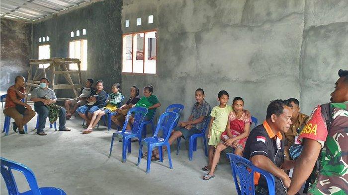 Warga Dusun Bolo Kelurahan Tarorane Sitaro Sulawesi Utara dievakuasi ke Gereja GMIST Bukit Zaitun Tampuna.