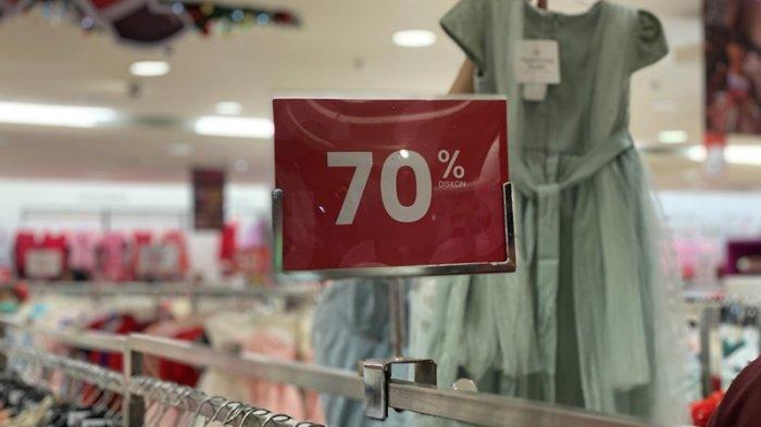 Diskon hingga 70 persen untuk pakaian anak di Pusat Perbelanjaan Kota Manado, Sulawesi Utara, Rabu (20/12/2023). (tribunmanado.co.id/Wendia Putra Paputungan)
