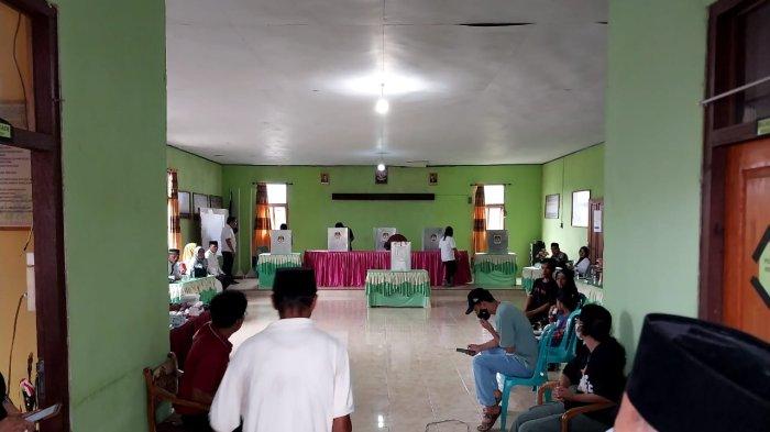 Warga Padati Kantor Desa Biontong 1 Bolmut Ikuti Pemilihan Sangadi