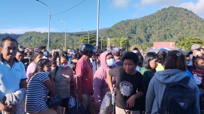 Warga Tagulandang Sitaro yang mengantre masuk ke Kakap TNI AL