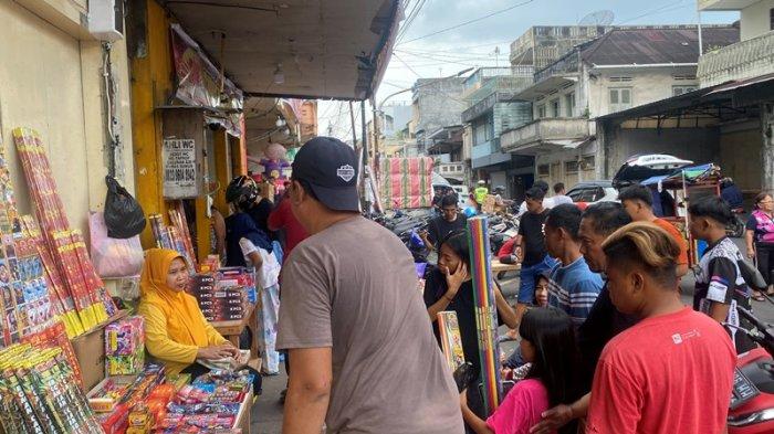 Warga berburu kembang api di toko seputaran Kawasan 45 Manado Sulawesi Utara.