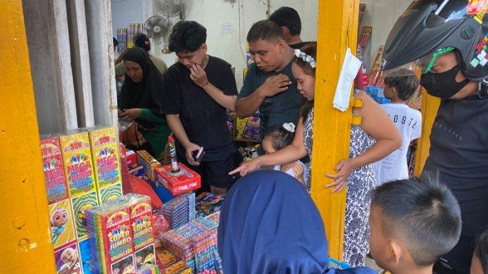 Warga berburu kembang api di toko seputaran Kawasan 45 Manado Sulawesi Utara.
